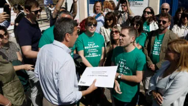 ximo perles portavoz del gobierno de calp conversando con carlos mazon president de la generalitat