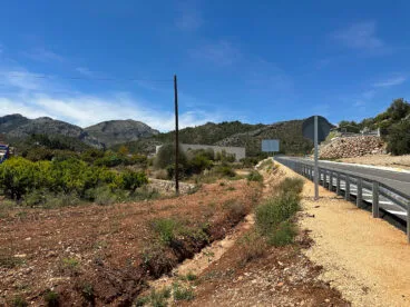Zanja entre bancales del Ràfol y la nueva carretera entre rotondas hacia el Port dels Sorells