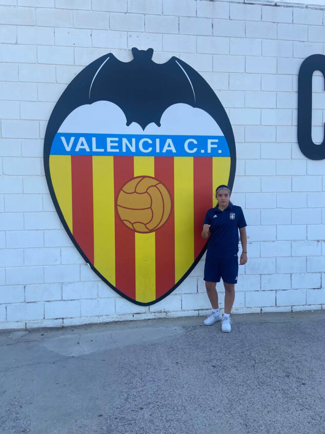 Imagen: Aitana Soler Blanquer con el Valencia C.F.