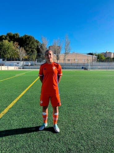 Aitana Soler con la Federació de Futbol de la Comunitat Valenciana