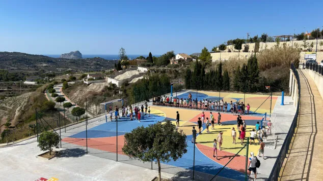 alumnos de benissa en las pistas multideportivas beniver