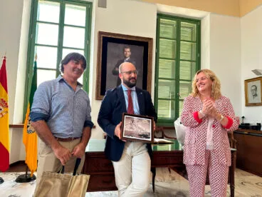 Ana Sala, alcaldesa de Calp, Germán Beardo Caro, alcalde de El Puerto de Santa María, y Paco Català, patrón mayor de la Cofradía de Pescadores calpina