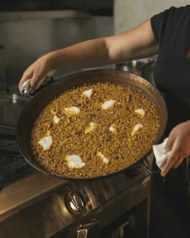 arroz de pescado tradicional alicantino con producto fresco de la lonja en mar en calma denia