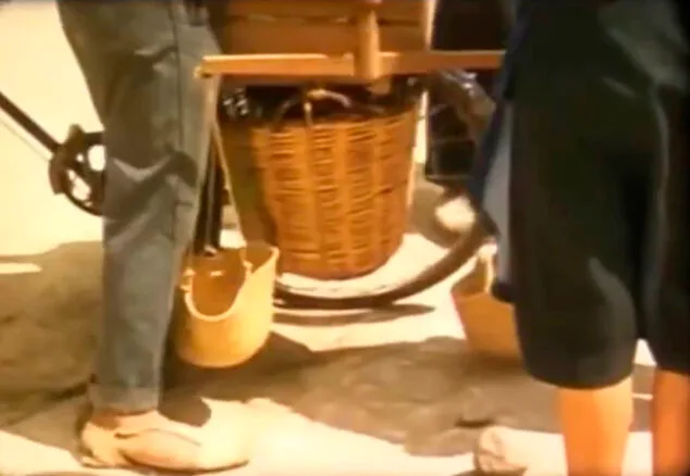 La Moraira de los años 50 en francés: las costumbres, fiestas y vecinos bajo la mirada de los primeros turistas 5 Imagen: Balanza de capazos y piedras en la Moraira de los años 50