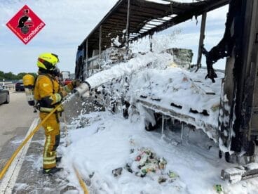 Bombero apagando las llamas del camión