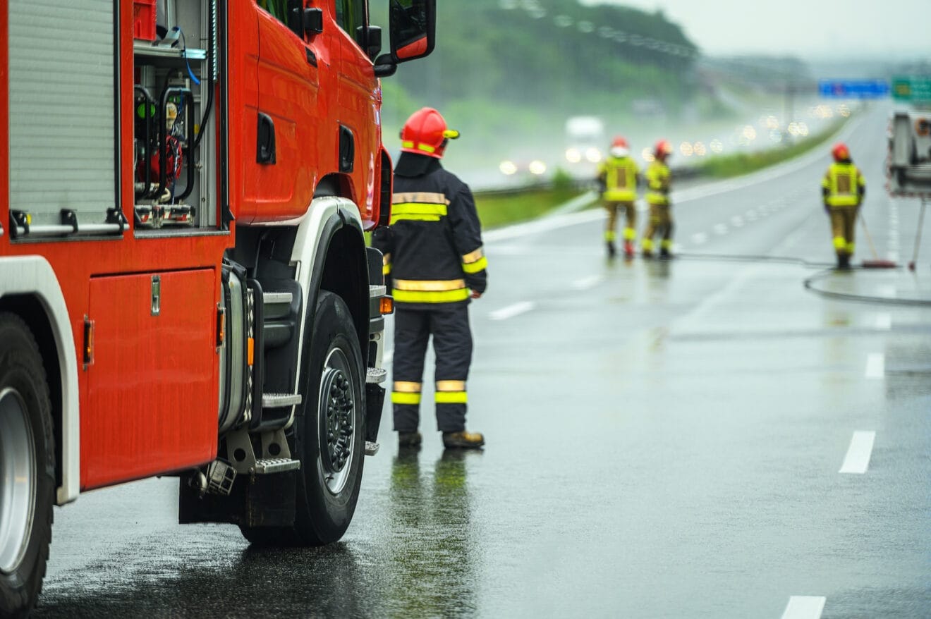 Bomberos trabajando en una carretera (archivo)