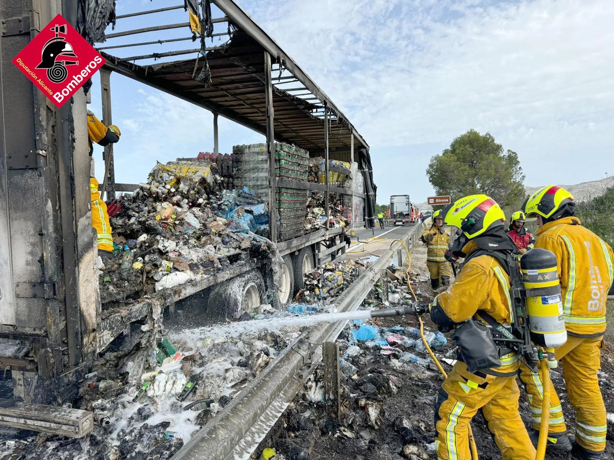 camion tras ser devorado por el fuego
