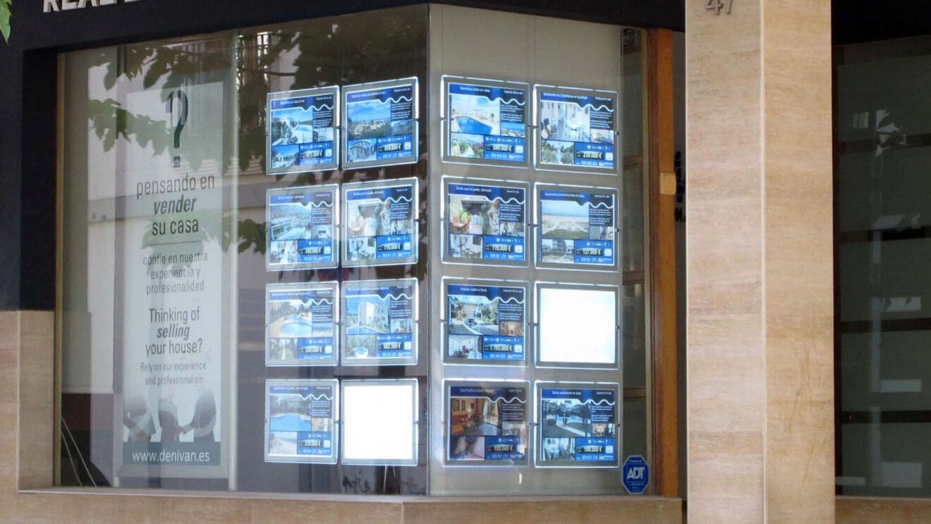 Carteles de inmobiliaria (archivo)