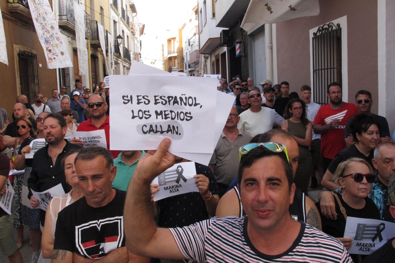 Carteles en la manifestación de Gata de Gorgos