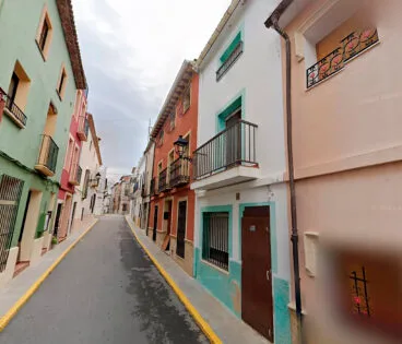 Casa azul y blanca en venta en el carrer de Dalt de Parcent