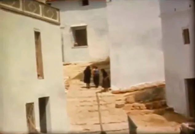 La Moraira de los años 50 en francés: las costumbres, fiestas y vecinos bajo la mirada de los primeros turistas 3 Imagen: Casas y vecinas de Moraira en los años 50