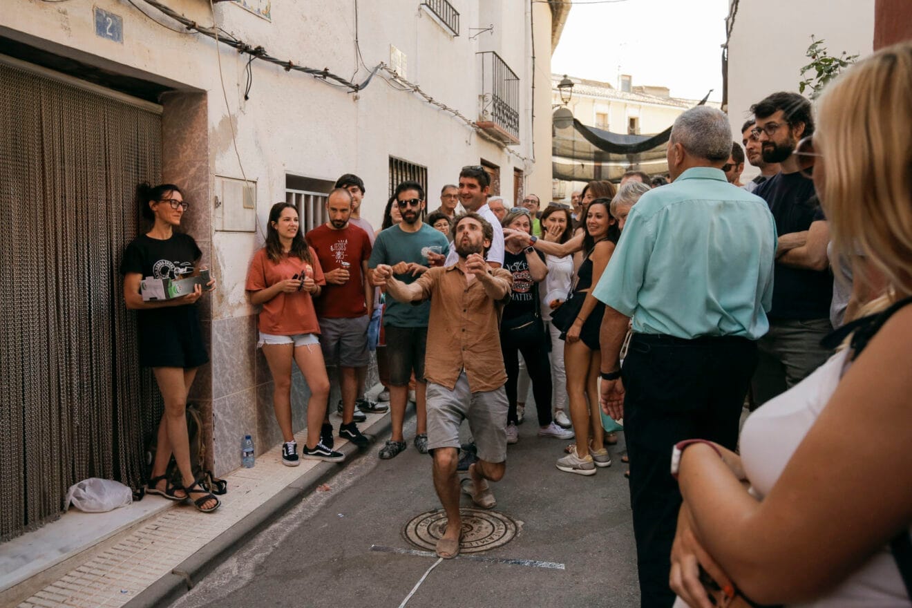 Concursante del lanzamiento de hueso de cereza en la XXI Festa de la Cirera de la Vall de Gallinera este 2024