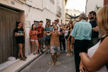 concursante del lanzamiento de hueso de cereza en la xxi festa de la cirera de la vall de gallinera este 2024