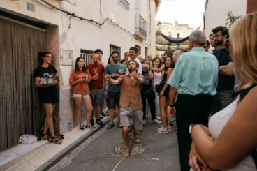 Concursante del lanzamiento de hueso de cereza en la XXI Festa de la Cirera de la Vall de Gallinera este 2024