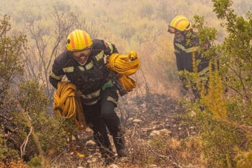 Bomberos en los trabajos de extinción de un incendio