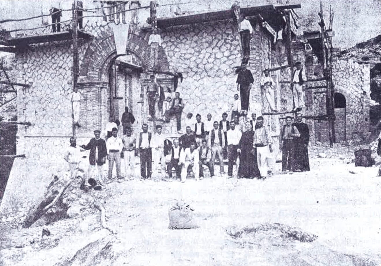 Construcción de la fachada de la iglesia en 1911 -  Foto del libro 'Fontilles. El modelo valenciano de colonia sanitaria'