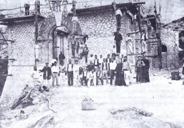Construcción de la fachada de la iglesia en 1911 –  Foto del libro ‘Fontilles. El modelo valenciano de colonia sanitaria’