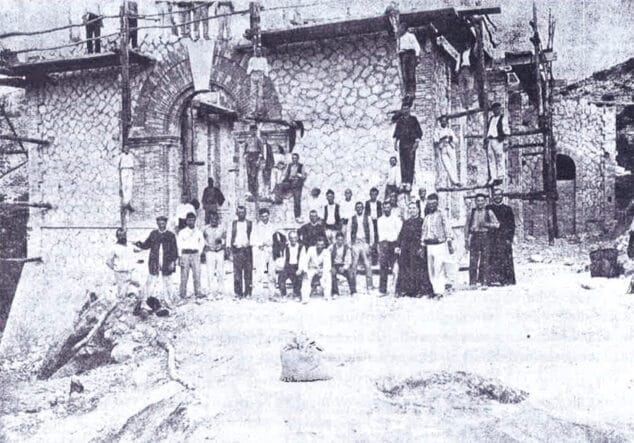 construccion de la fachada de la iglesia en 1911 foto del libro fontilles el modelo valenciano de colonia sanitaria