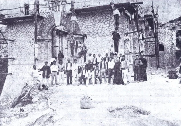 construccion de la fachada de la iglesia en 1911 foto del libro fontilles el modelo valenciano de colonia sanitaria