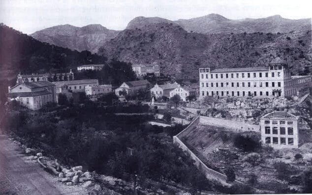 Imagen: El sanatorio hacia 1927 con el pabellón Santa Isabel en construcción -  Foto del libro 'Fontilles. El modelo valenciano de colonia sanitaria'