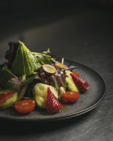 Ensalada fresca con ingredientes de la tierra y pinceladas internacionales