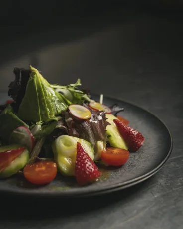 Ensalada fresca con ingredientes de la tierra y pinceladas internacionales