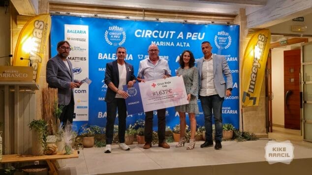 Imagen: Entrega del cheque solidario a Cruz Roja Calp