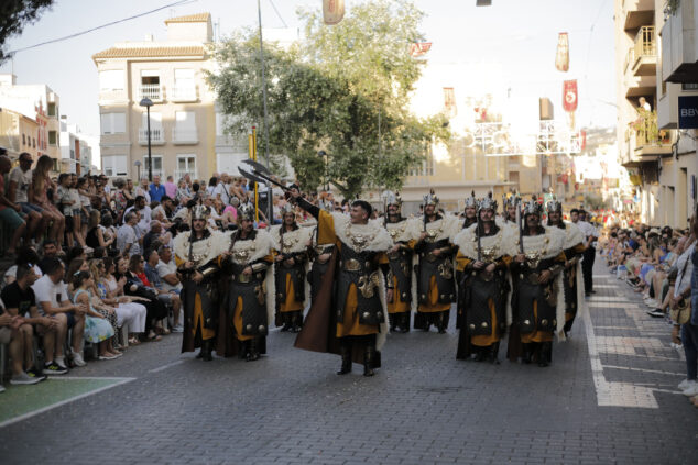 Imagen: Escuadra de la filà Inquisidors en la entrada de Moros y Cristianos de Pego 2024