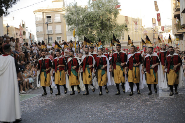 Imagen: Escuadra mixta de la capitanía Al-Hagamba Muza en la entrada de Moros y Cristianos de Pego 2024