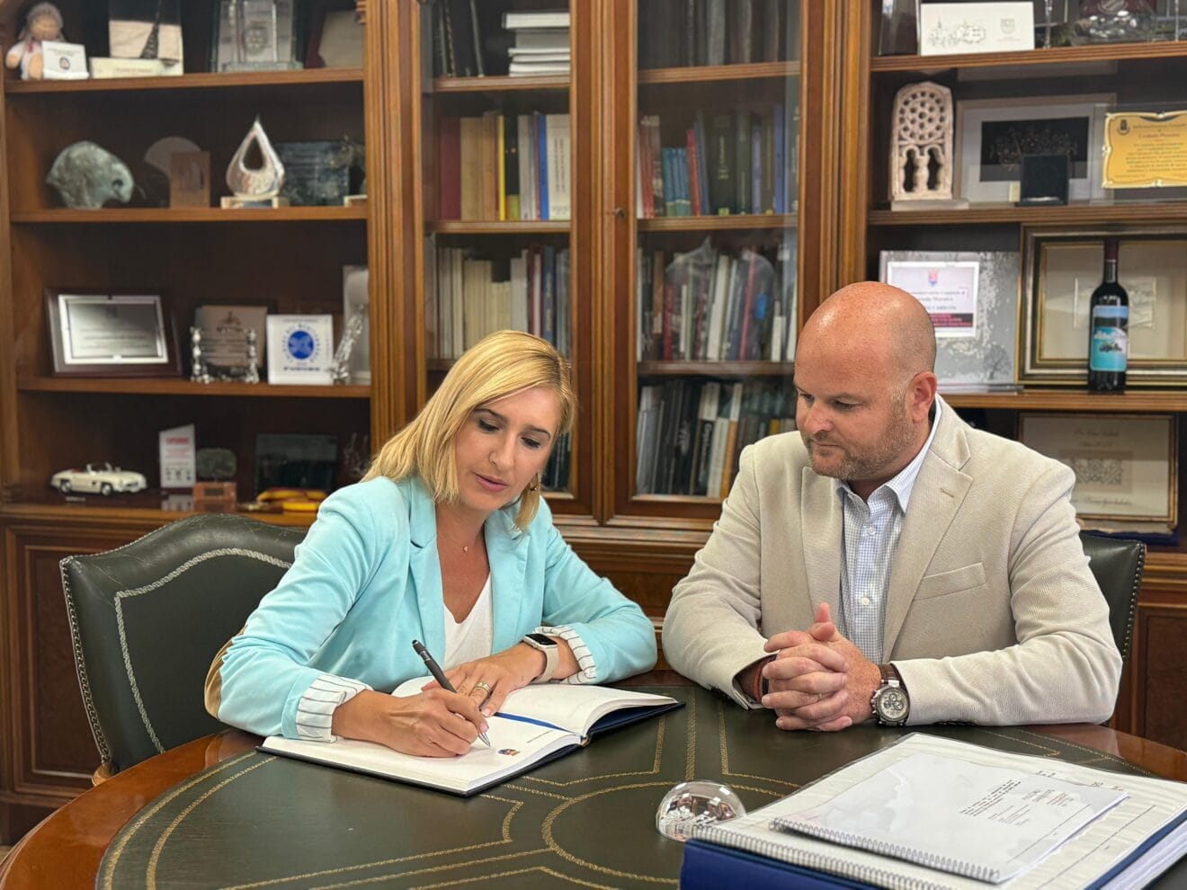 La consellera Salomé Pradas con el alcalde de Teulada Moraira