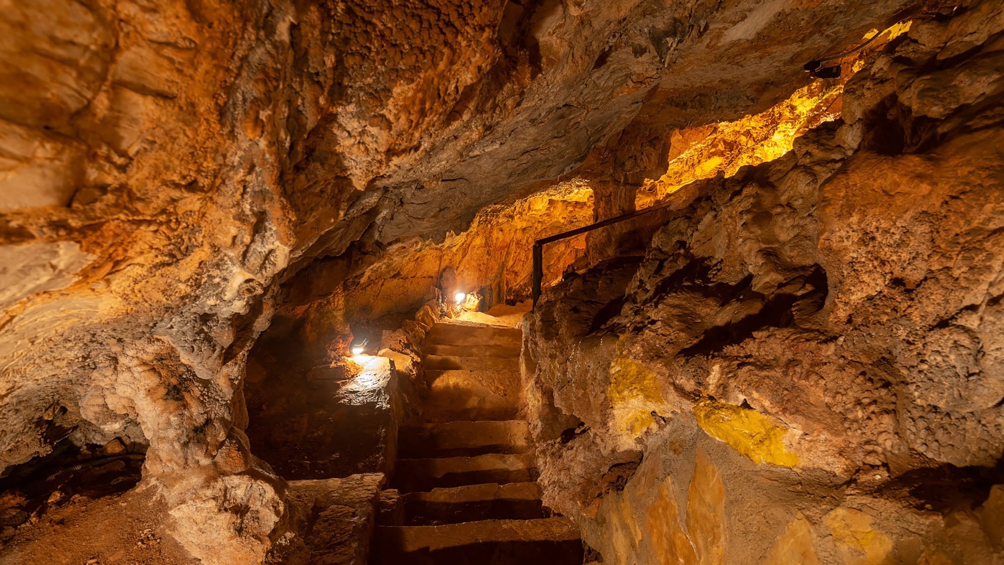 interior de la cova de canelobres de latzubia dest