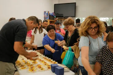 Jordi Morera ante la atenta mirada de los asistentes al showcooking de la XXI Festa de la Cirera de la Vall de Gallinera