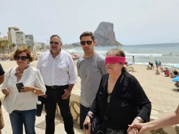 Josefa llegó a la playa de Calp con los ojos vendados