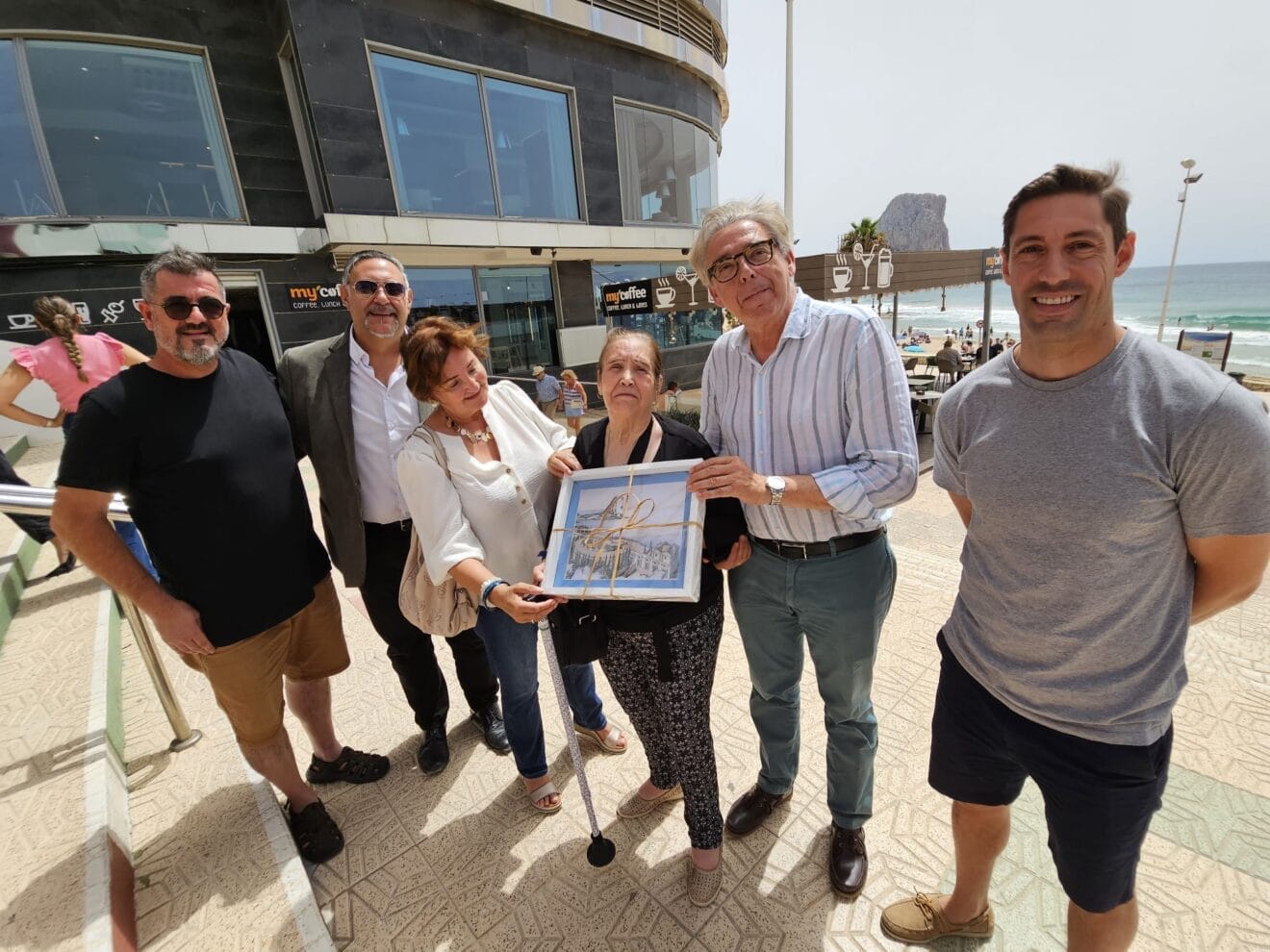 Josefa recibe un regalo del Ayuntamiento de Calp