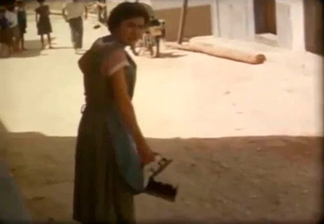La Moraira de los años 50 en francés: las costumbres, fiestas y vecinos bajo la mirada de los primeros turistas 4 Imagen: Joven de Moraira avivando el carbón de una plancha en los 50