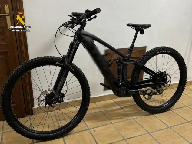 la guardia civil detiene a dos personas por la compra venta de una bicicleta electrica valorada en mas de 11 000 euros