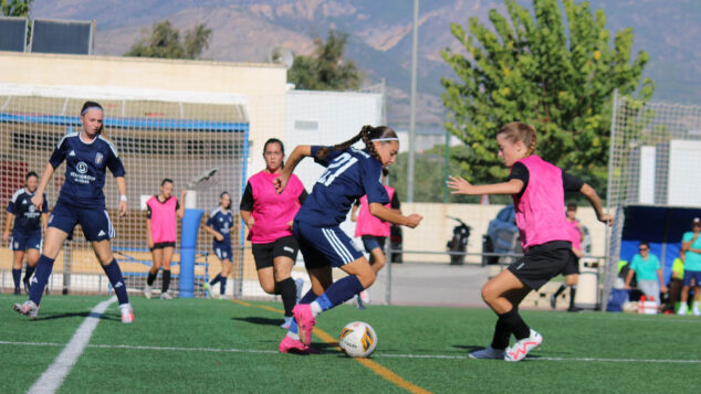 Imagen: la joven futbolista Aitana Soler Blanquer en el Benidorm