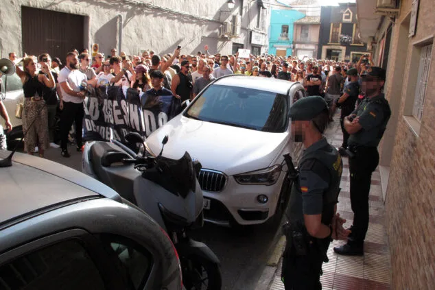 Imagen: Manifestantes ante la Mezquita de la Pau de Gata de Gorgos