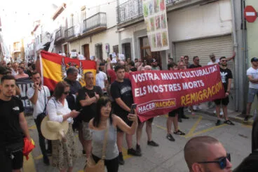 Manifestantes y pancartas en Gata de Gorgos