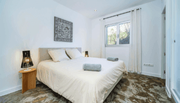 Muebles minimalistas de tonos claros en esta villa