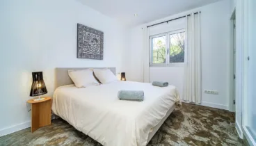 Muebles minimalistas de tonos claros en esta villa