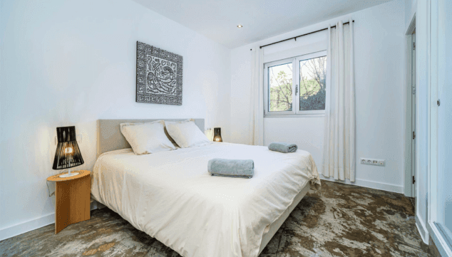 muebles minimalistas de tonos claros en esta villa