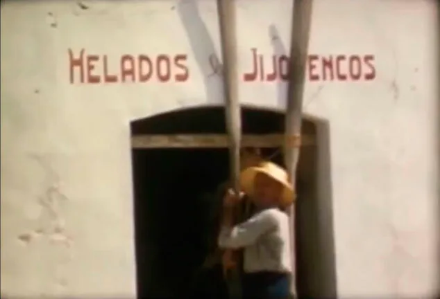 La Moraira de los años 50 en francés: las costumbres, fiestas y vecinos bajo la mirada de los primeros turistas 6 Imagen: Negocio de Moraira en los años 50 preparando barreras para los toros