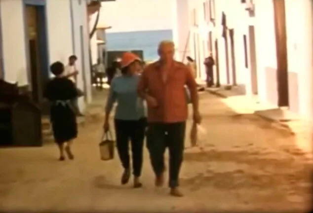 La Moraira de los años 50 en francés: las costumbres, fiestas y vecinos bajo la mirada de los primeros turistas 2 Imagen: Paseantes por Moraira en los años 50