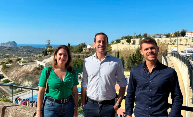 Los más jóvenes de Benissa ya disfrutan de las nuevas pistas multideportivas de Beniver 2 Imagen: Pepa Bertomeu, Arturo Poquet y Adrian Cabrera en las pistas de Beniver