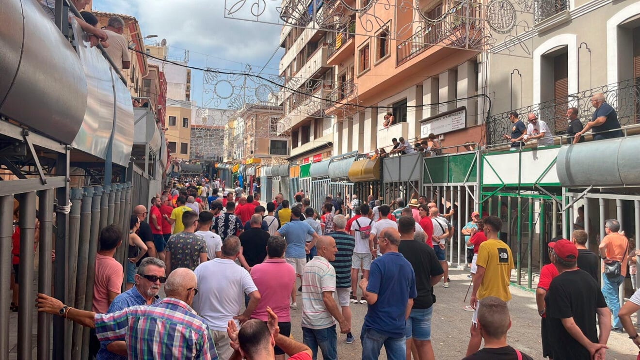 Público en los bous al carrer de Pedreguer en 2023