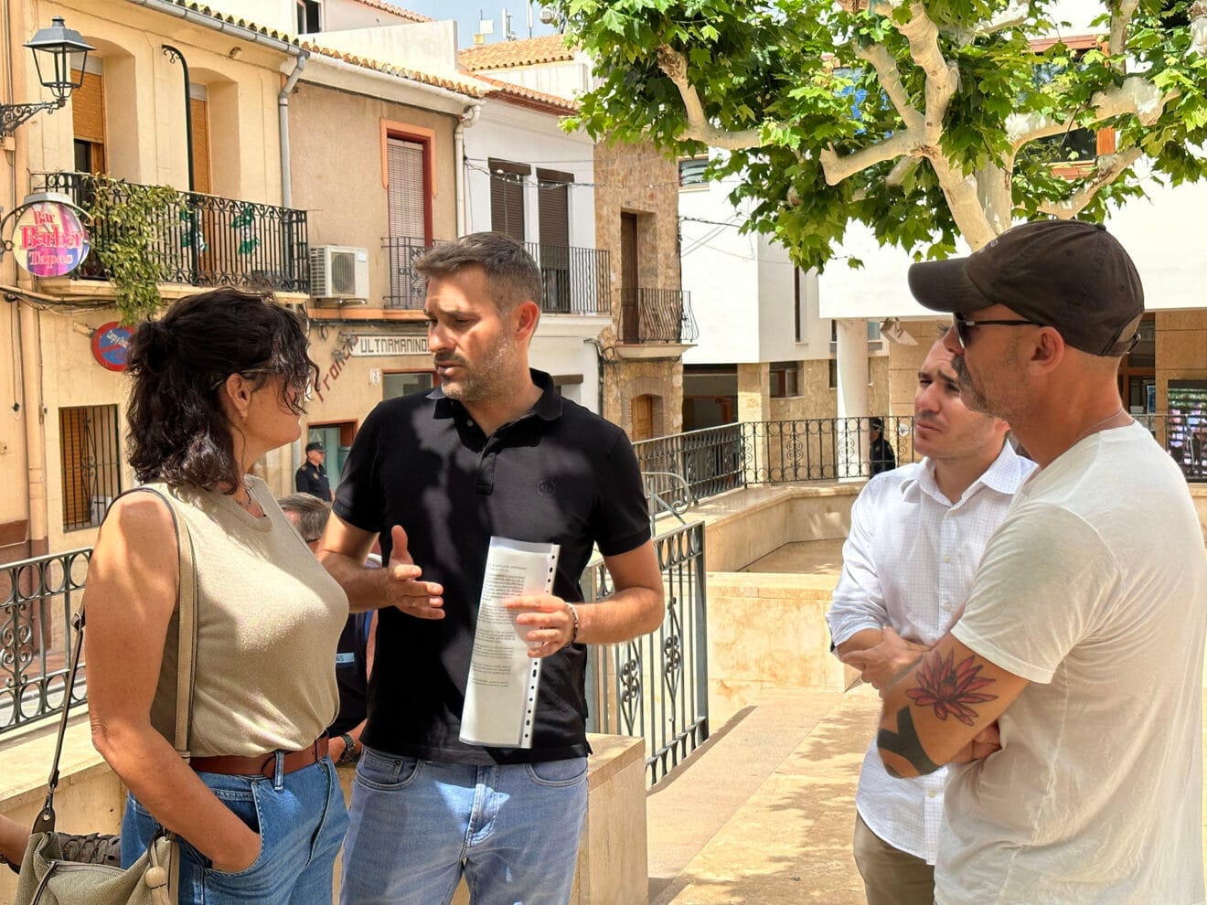 Reunión de AVANT Llíber, Compromís y Sumar frente al Ayuntamiento de Llíber