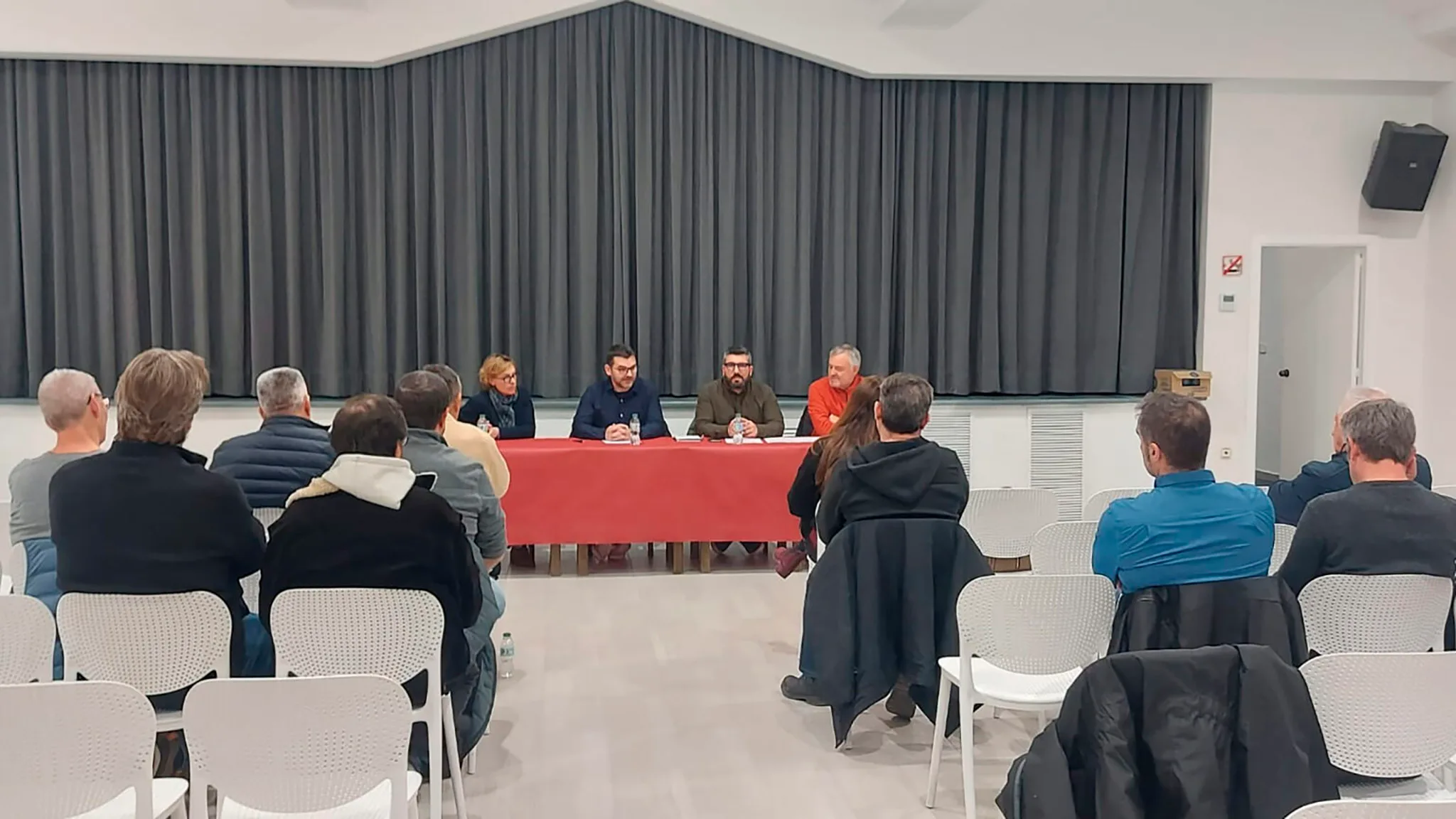 reunion de miembros de la xarxa dalcaldes