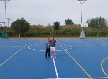 Revisan los acabados de la pista multideportiva de Ondara