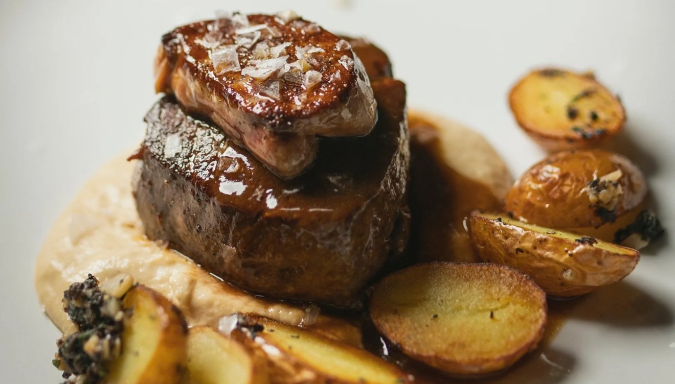 Selección de carnes de corte preciso en el restaurante Mar en calma